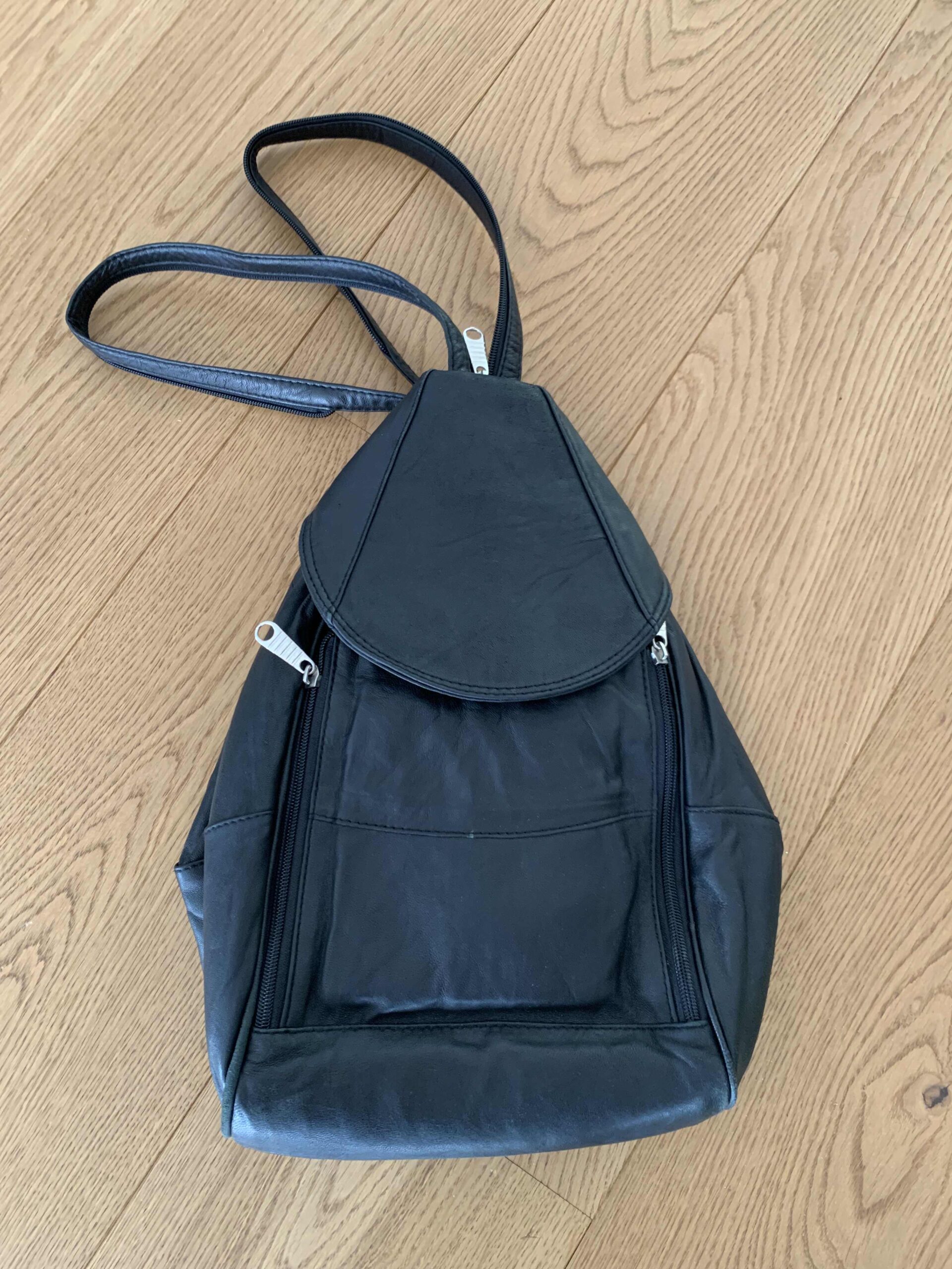 Schwarzer Lederrucksack / Handtasche