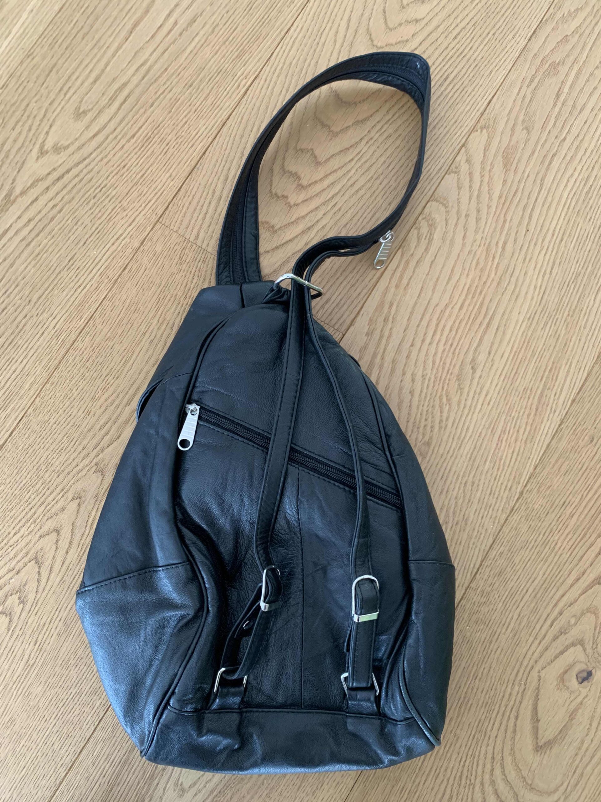 Schwarzer Lederrucksack / Handtasche