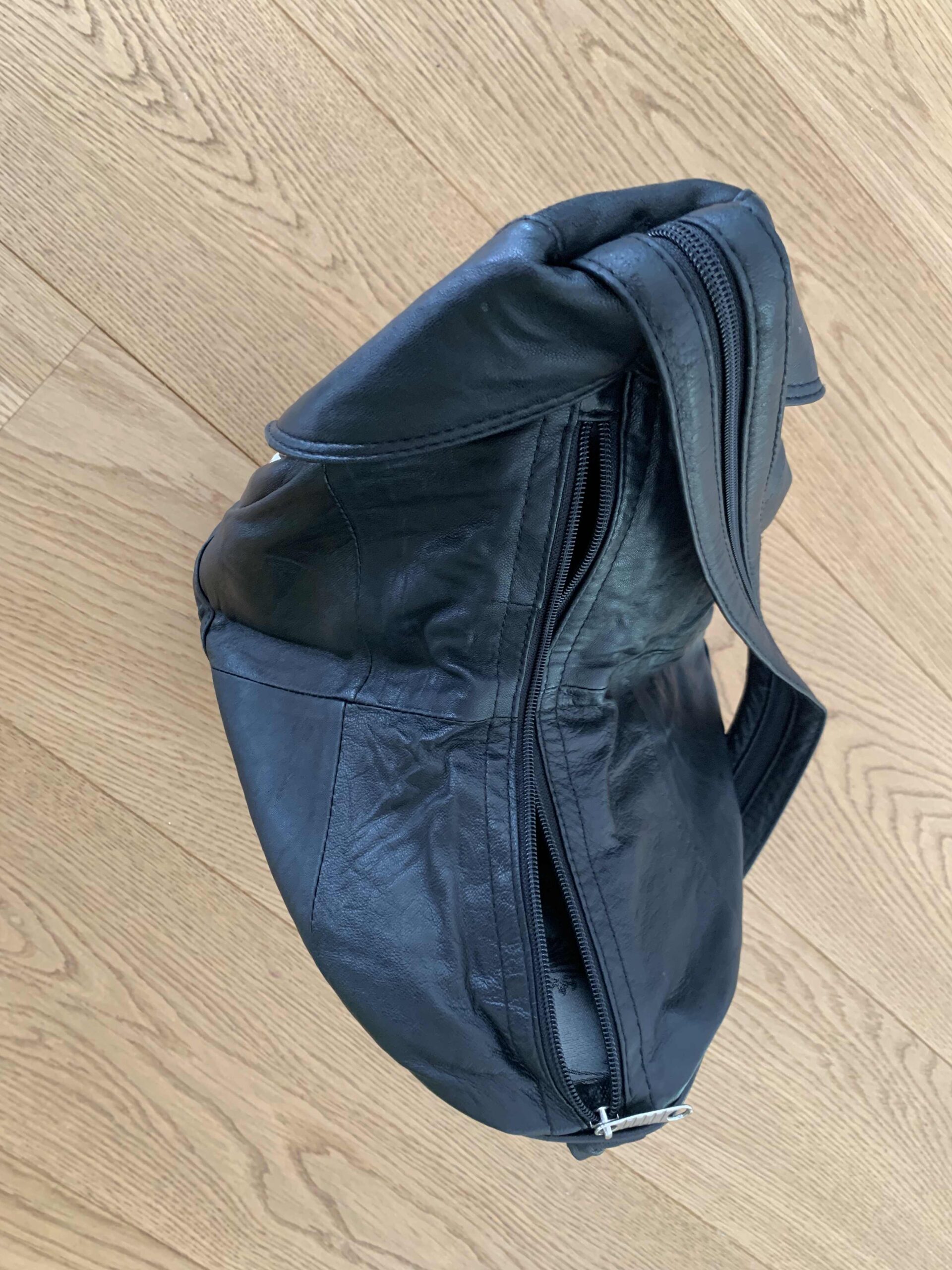 Schwarzer Lederrucksack / Handtasche