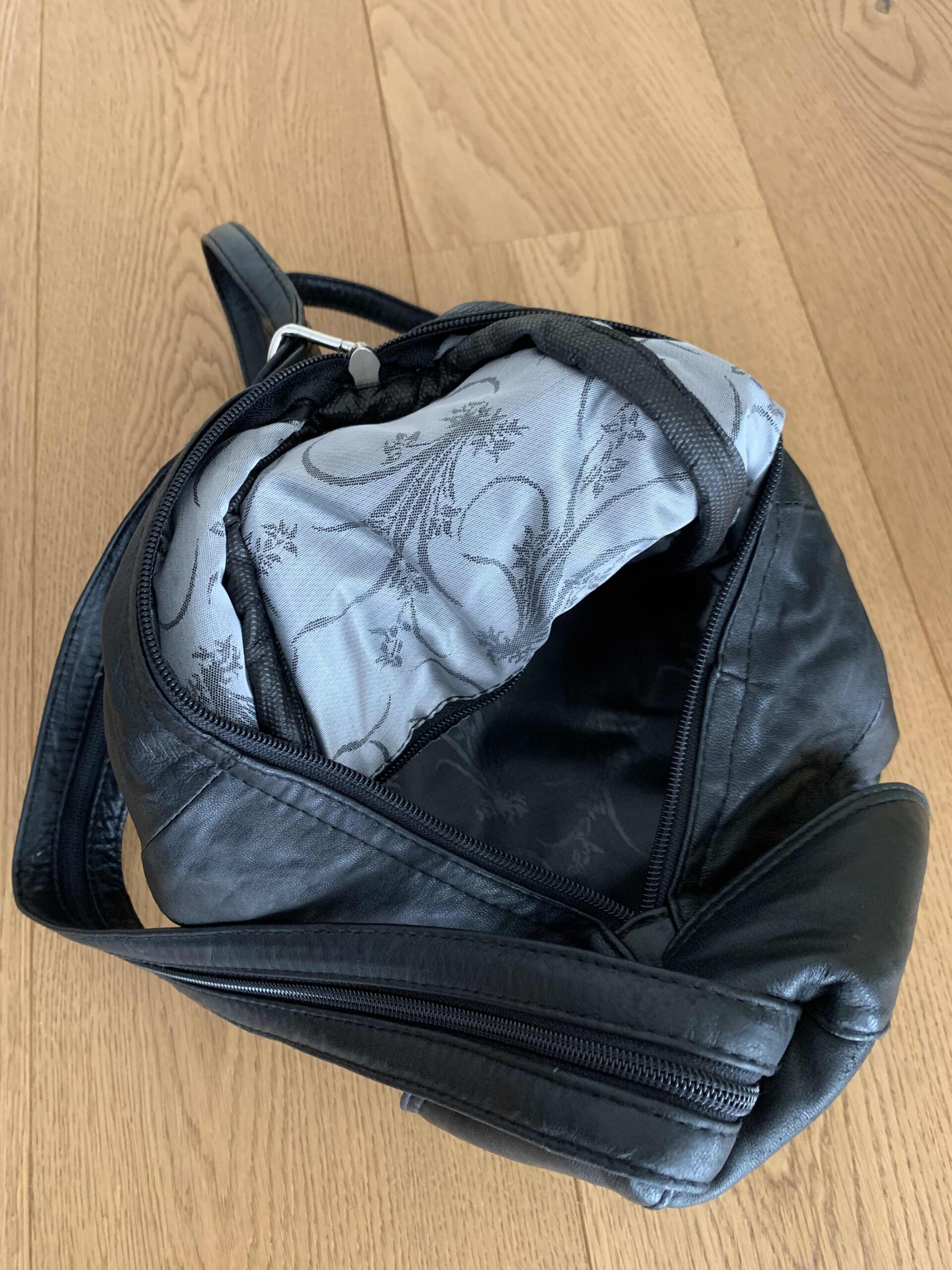 Schwarzer Lederrucksack / Handtasche