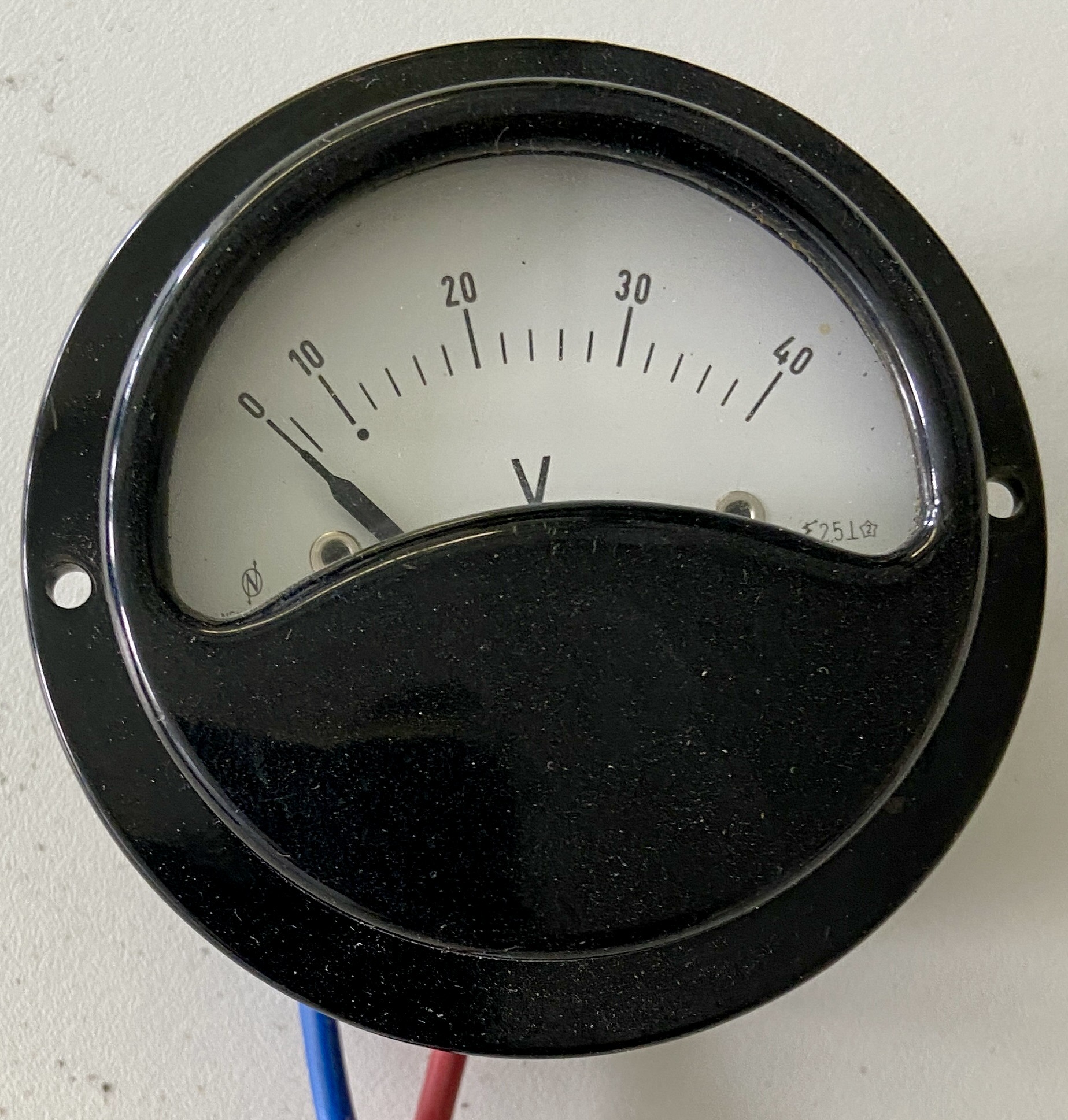 kleines rundes Voltmeter