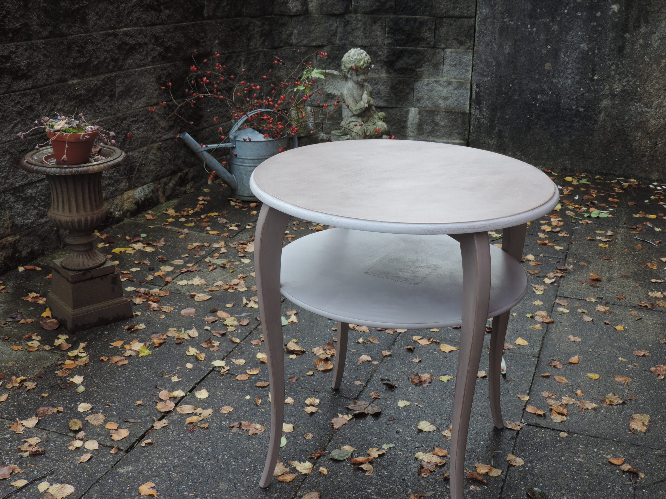 Tischchen mit Schablonenzeichnung