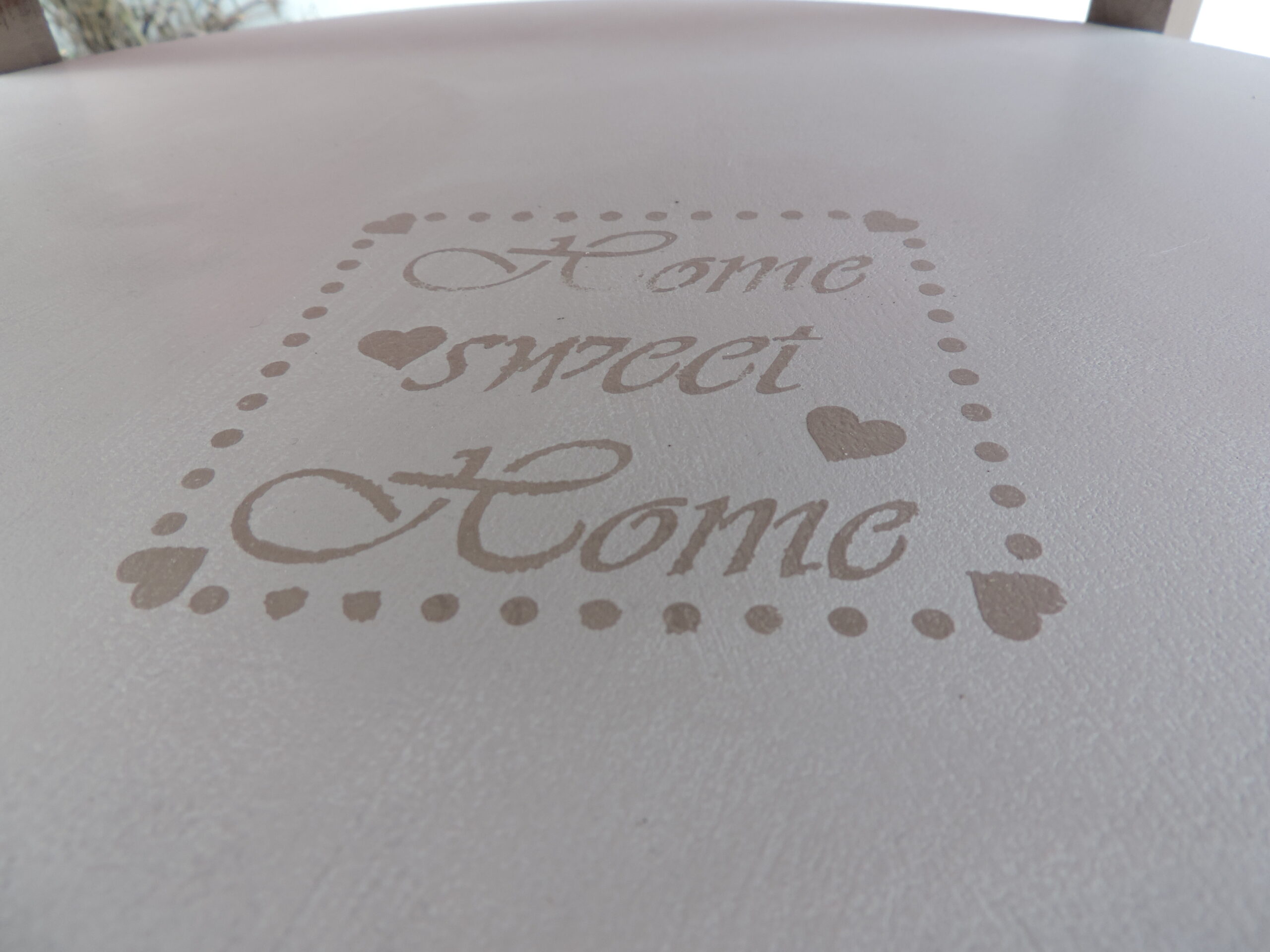 Tischchen mit Schablonenzeichnung